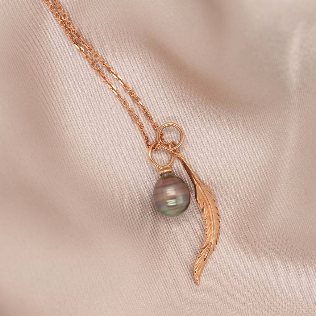 Discover the elegance of our black pearl and feather necklet in rose gold, a stunning piece that exudes sophistication and style.