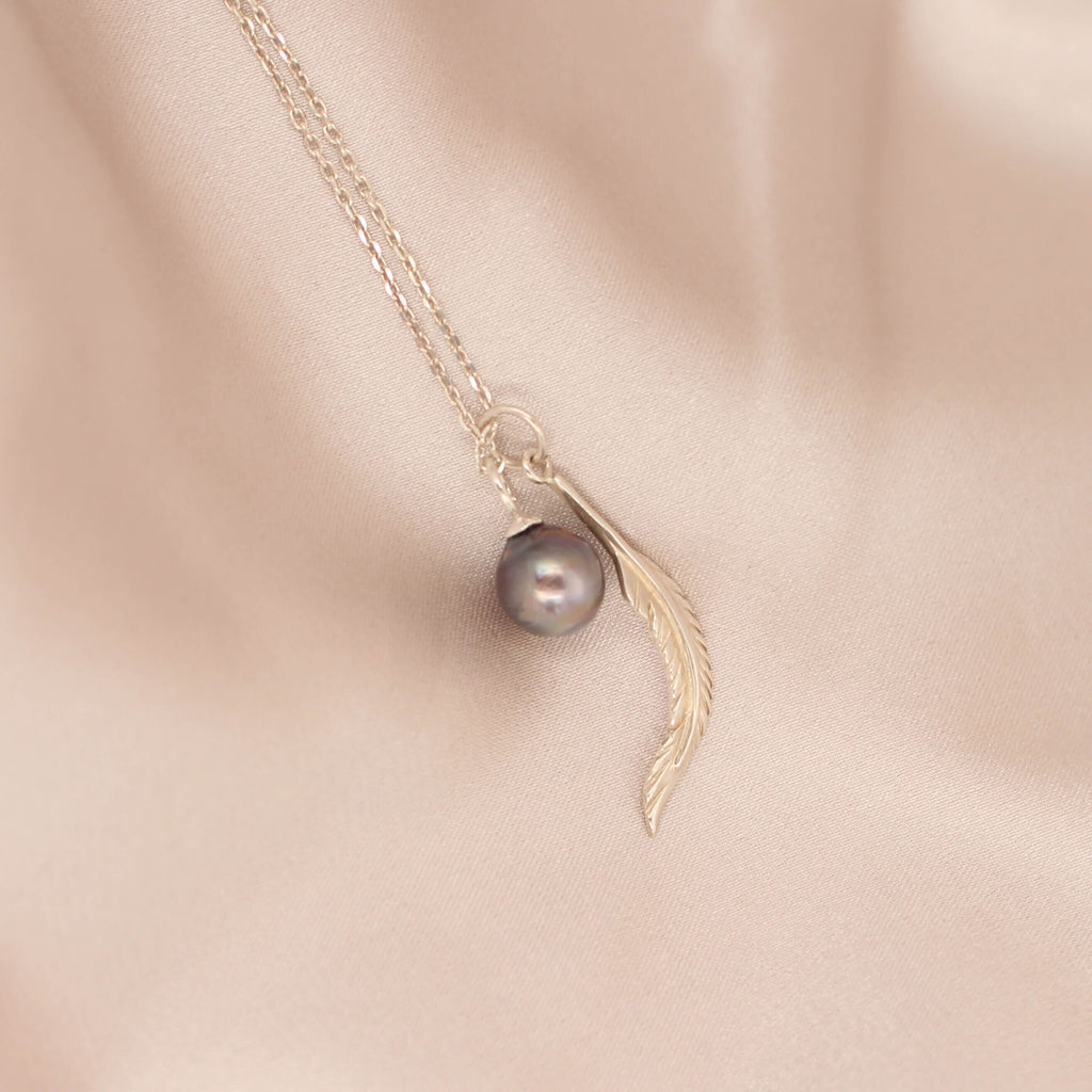 Discover the elegance of our black pearl and feather necklet in silver, a stunning accessory that adds a touch of sophistication to any outfit.