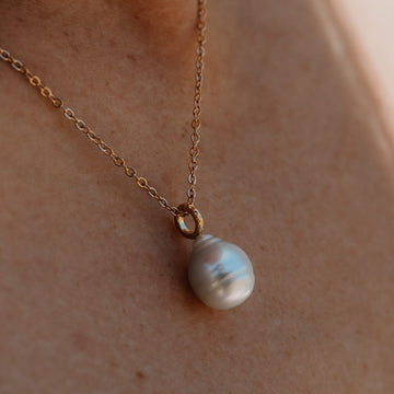  Dive into elegance with the Oceans 12 Pendant featuring a stunning Abrolhos Pearl in a mesmerizing silver blue hue.