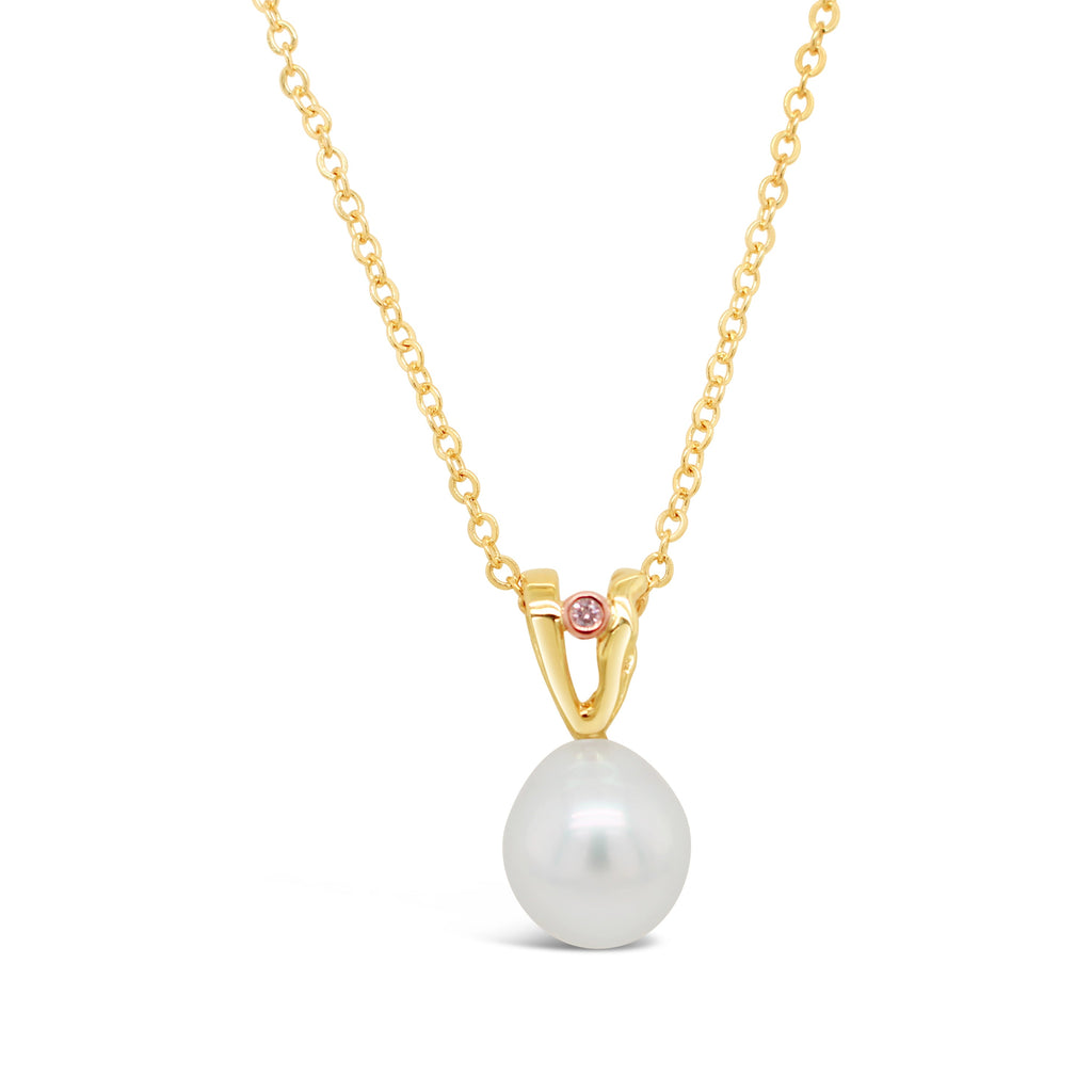 Elevate your style with our Argyle Island Split Bail Pendant featuring a stunning South Sea Pearl.