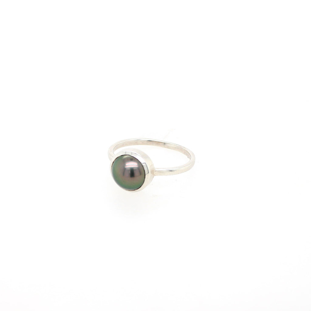  Elevate your style with our slim band silver ring featuring a stunning Abrolhos Island pearl in a bezel setting. Shop now at Latitude Jewellers!