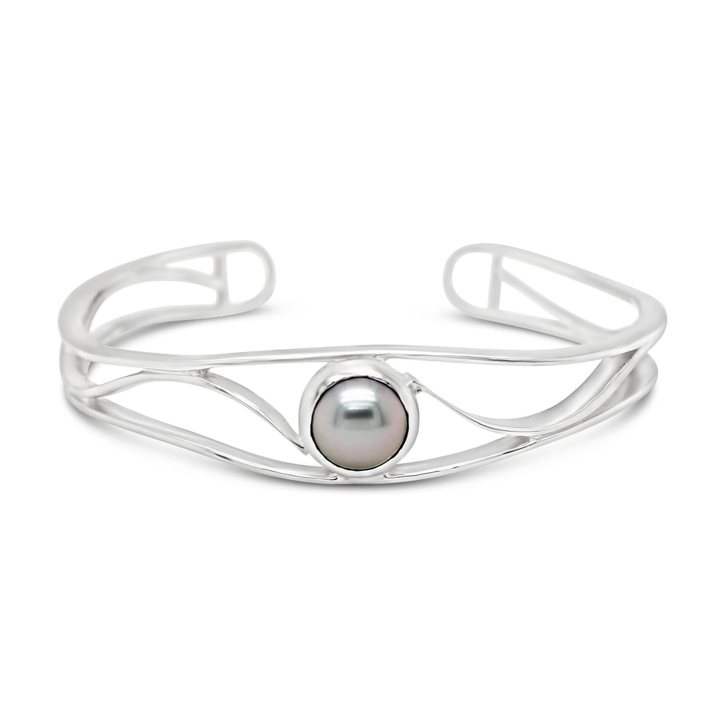 Discover the allure of the Open Lexi Cuff Silver Bangle, showcasing a mesmerizing black pearl from Abrolhos Island - a true statement piece for any occasion.
