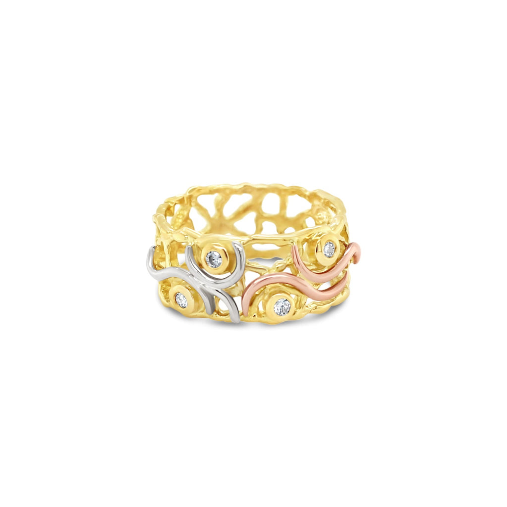 Dive into elegance with our Ocean's Treasure Ring, crafted in 18ct gold for a touch of luxury.