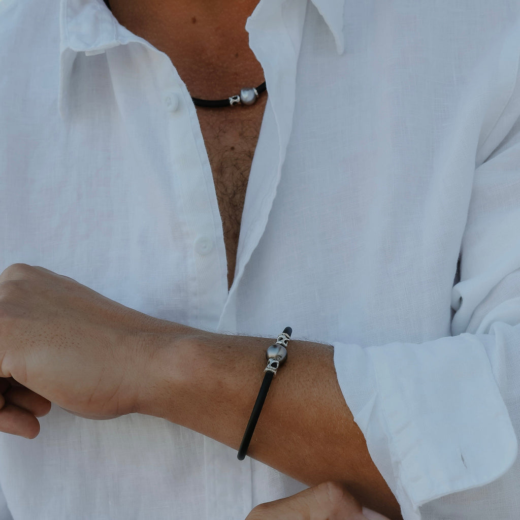 Elevate your style with the Abrolhos Leeuwin Bracelet, featuring a stunning clasp and a beautiful Abrolhos pearl. Shop now at Latitude Jewellers!