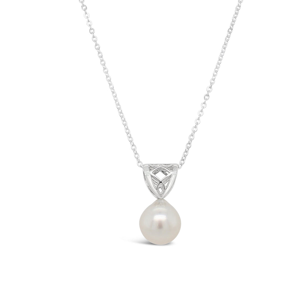 Elevate your style with our exquisite Silver Moroccan Pendant adorned with a lustrous South Sea Pearl. Discover timeless elegance at Latitude Jewellers.
