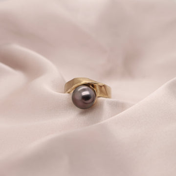 Yellow Gold Ring with Abrolhos Pearl