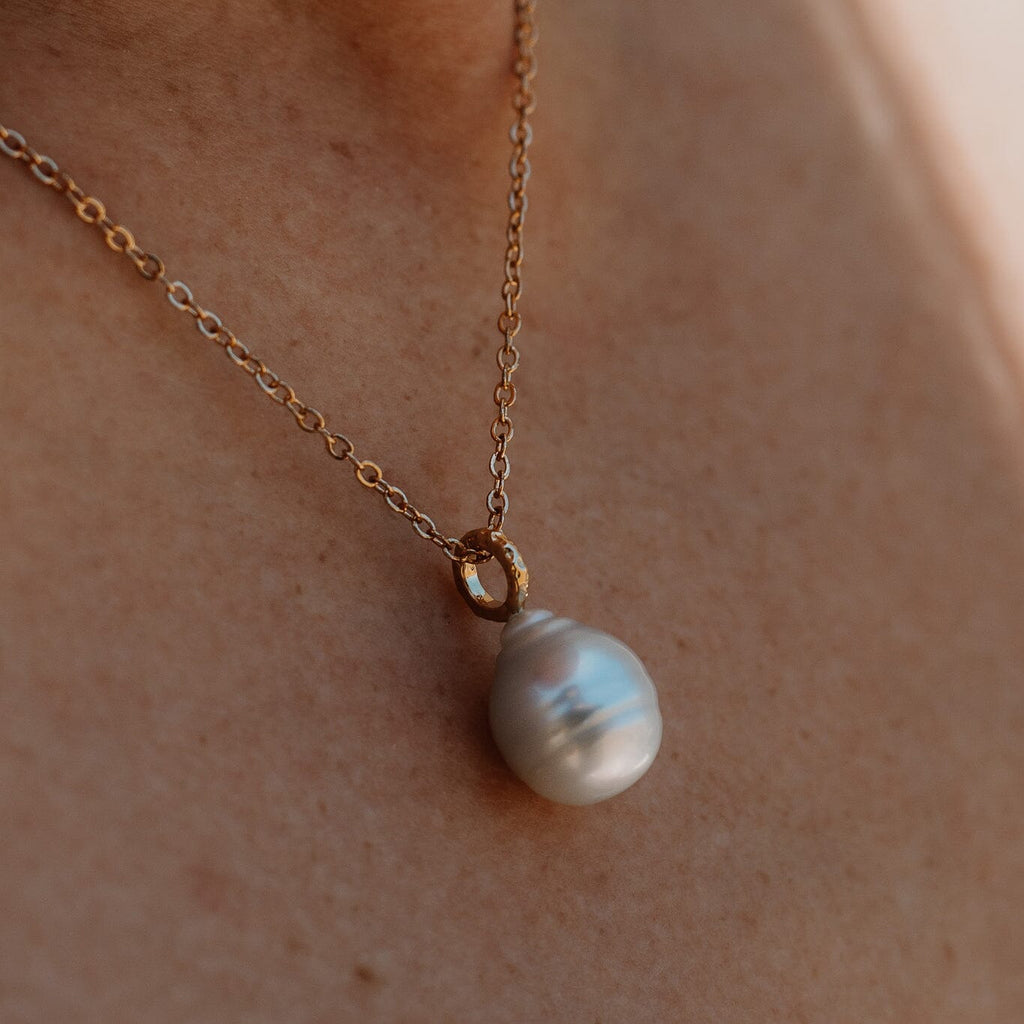  Dive into elegance with the Oceans 12 Pendant featuring a stunning Abrolhos Pearl in a mesmerizing silver blue hue.