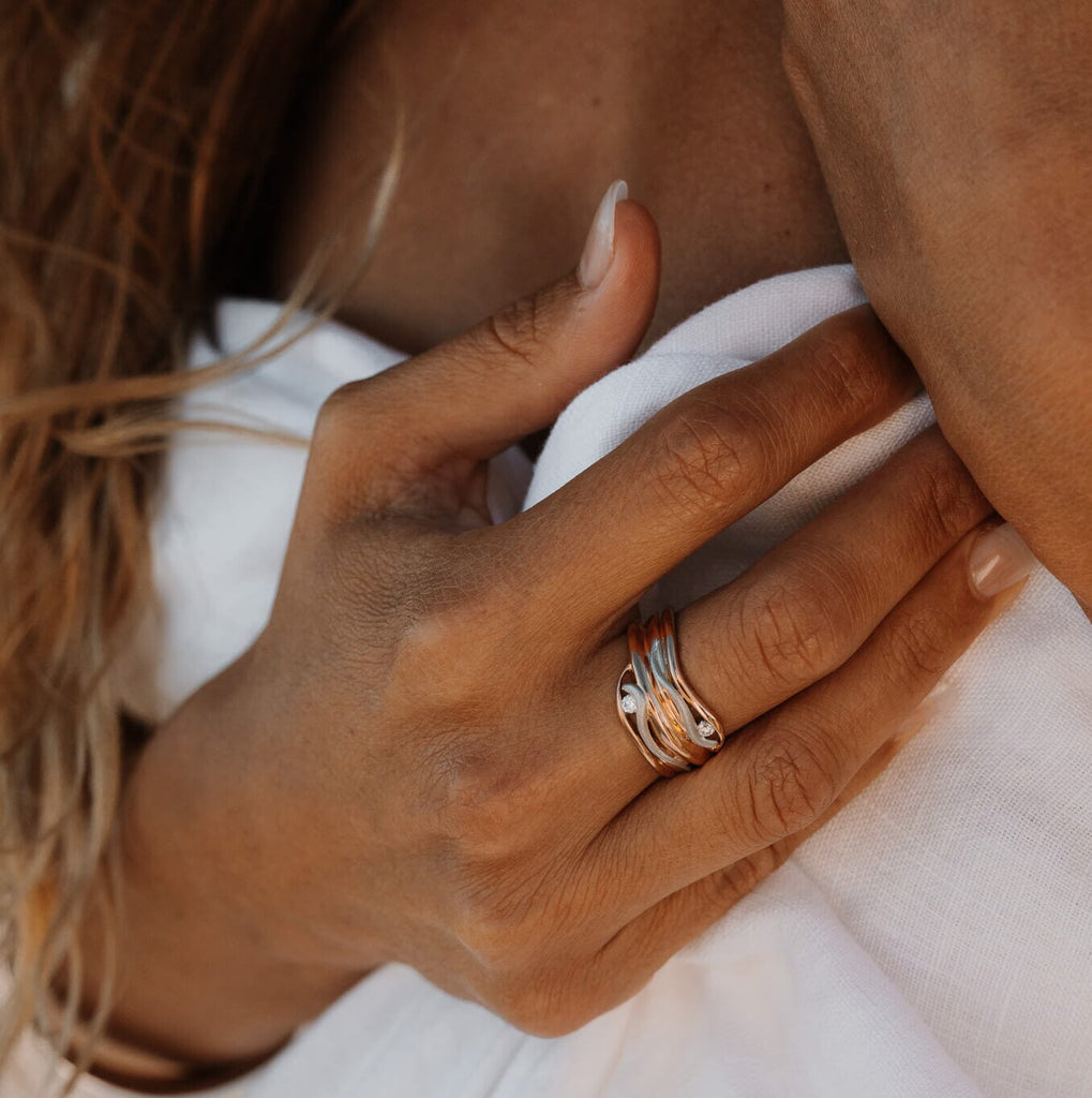 Oily Calm Swirl Ring with Diamonds