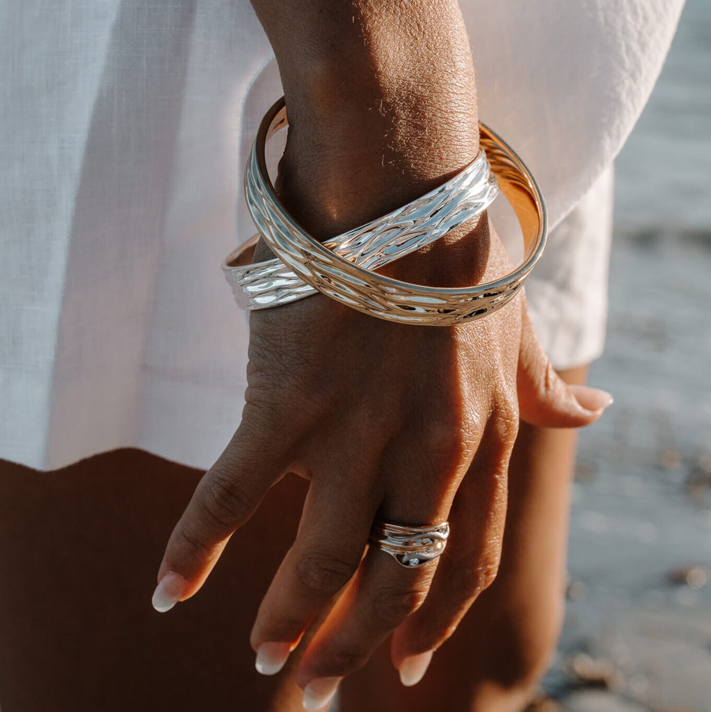 Oily Calm Swirl Ring with Diamonds