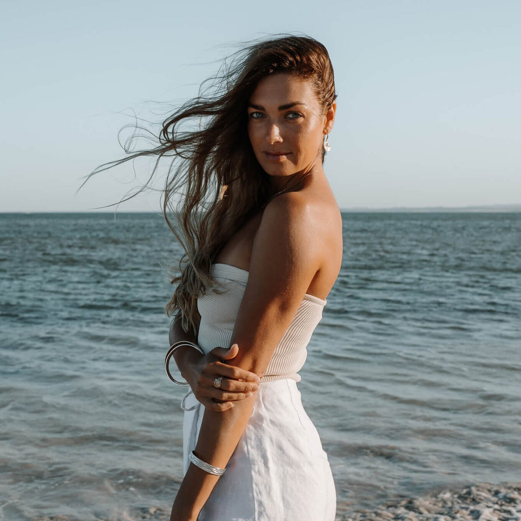 Oily Calm Swirl Ring with Diamonds