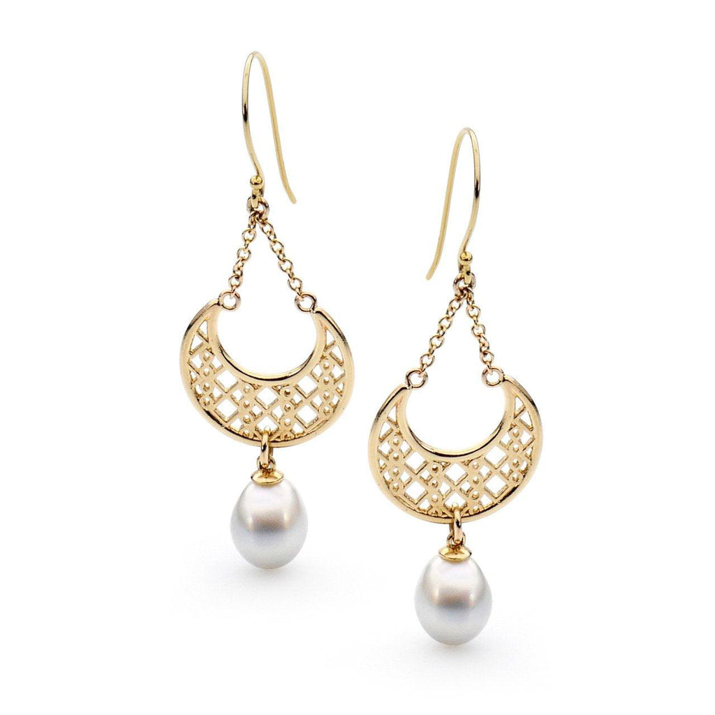  Elevate your style with our exquisite Moroccan drop earrings in yellow gold, adorned with lustrous South Sea pearls.