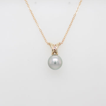 Elevate your style with our exquisite 9ct yellow gold pendant featuring a stunning Abrolhos Island pearl and a rare pink diamond from the Argyle Mine.