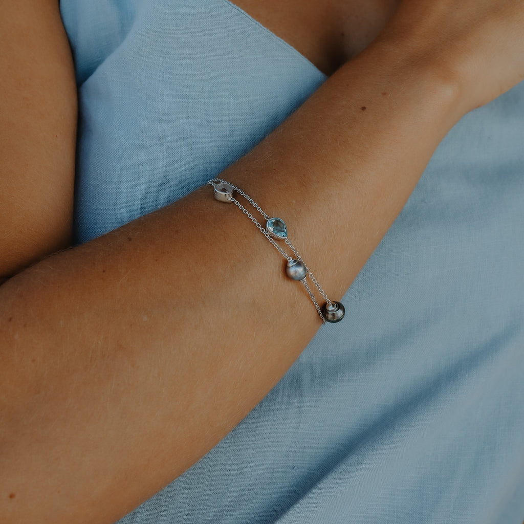 Goddess Bracelet in Silver with Abrolhos Pearl and Topaz