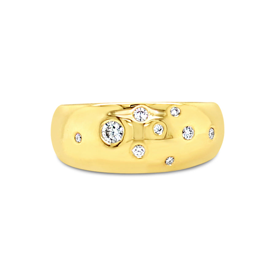  Elevate your style with our exquisite 9ct yellow gold pendant featuring a stunning Abrolhos Island pearl and a rare pink diamond from the Argyle Mine.