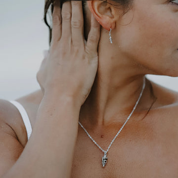 Discover the allure of our Sterling Silver Violet Gloss Shell pendant. Add a pop of color to your jewelry collection with this exquisite piece from Latitude Jewellers.