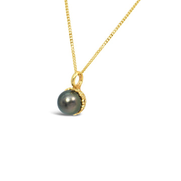 Elevate your style with our exquisite 9ct yellow gold filigree pendant featuring a mesmerizing Abrolhos Island black pearl.