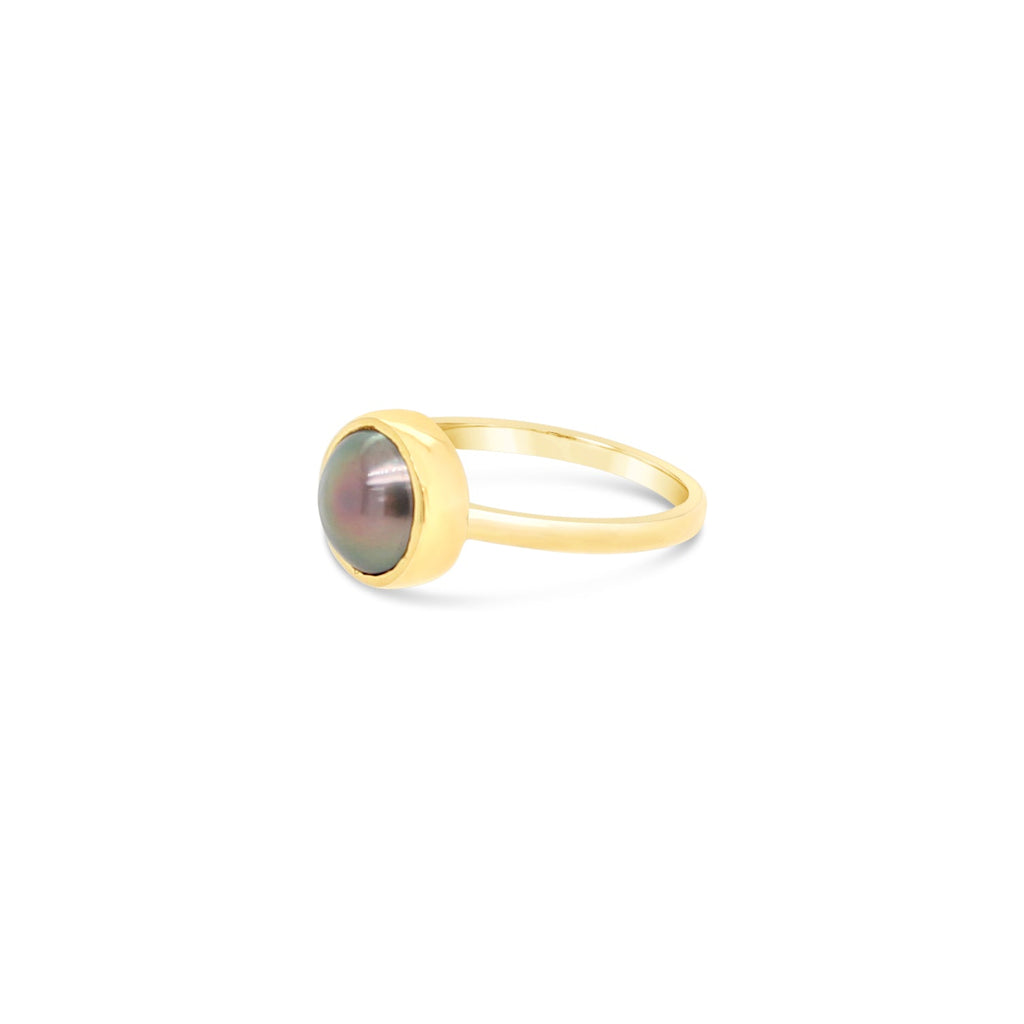 Elevate your style with our stunning slim band in yellow gold, featuring a mesmerizing Abrolhos black pearl. Discover the perfect accessory at Latitude Jewellers.