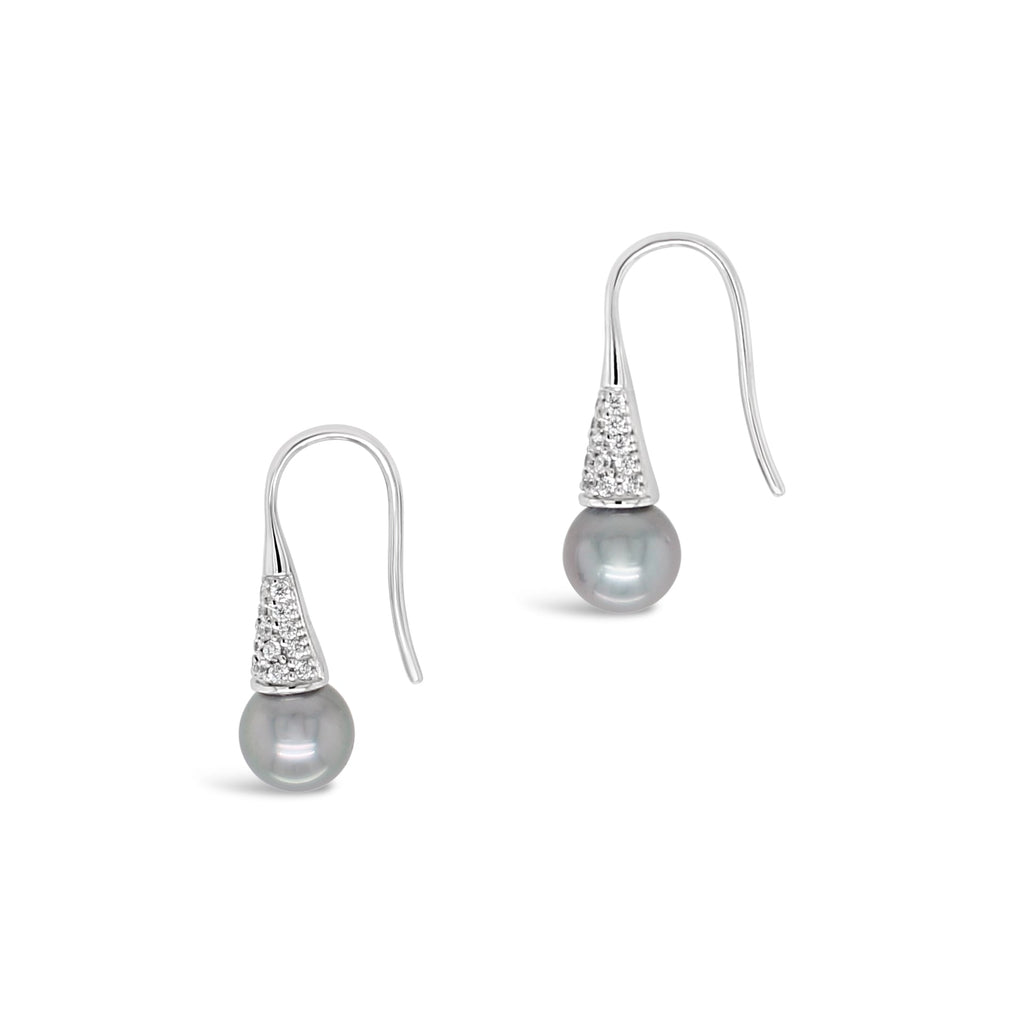 Elevate your style with our Abrolhos Pearl Earrings, crafted on sterling silver and adorned with sparkling cubic zirconia.