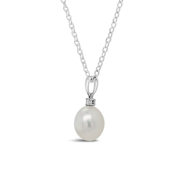 Elevate your style with our exquisite 18CT white gold pendant adorned with diamonds and a stunning South Sea pearl.